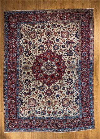 Tappeto Tabriz, Persia, secolo XX. Decoro con medaglione rosso con puntali su f