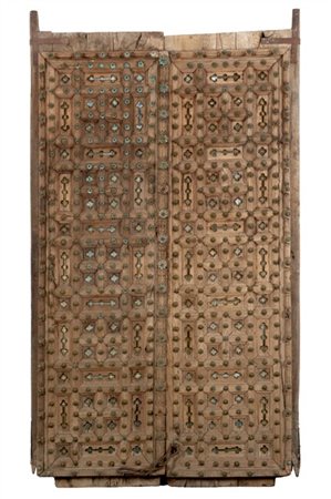 Coppia di battenti di porta borchiati. 
India del Nord, Gujarat o Rajasthan, se