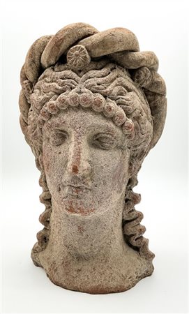 Antica testa in terracotta di gusto archeologico raffigurante matrona (h cm 30)