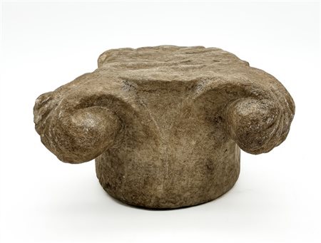 Antico capitello gotico in marmo scolpito a volute fogliacee (cm 17x10x16) (dif