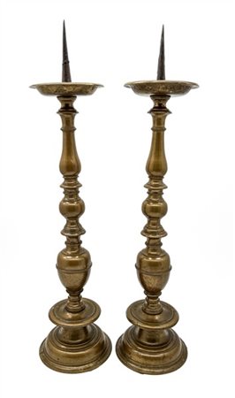 Coppia di portacero in bronzo con fusto a rocchetto e base circolare. Secolo XV
