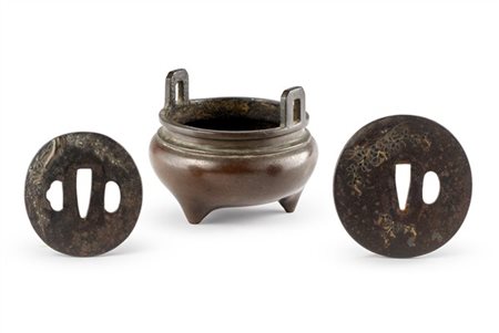 Lotto composto da due tsuba in ferro con decorazione floreale in oro uniti ad u