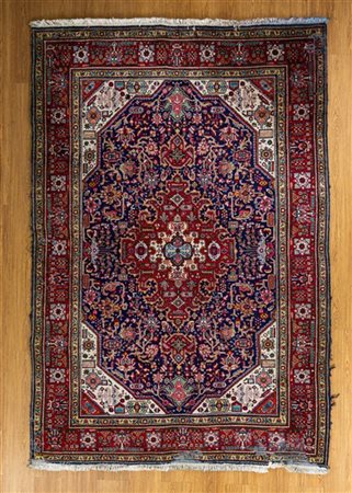 Tappeto Heritz, Persia, secolo XX. Decoro con medaglione rosso su campo blu orn
