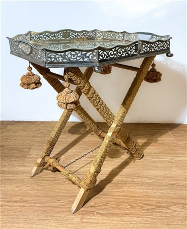 Vassoio sagomato in metallo argentato con bordura traforata (cm 64x44) su tresp