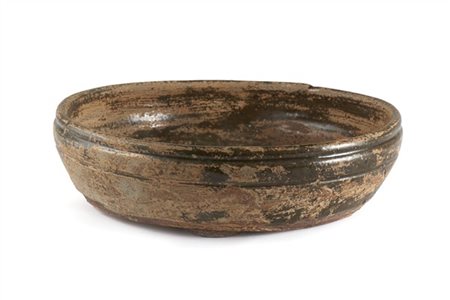 Ciotola circolare in ceramica con vetrina scura verde oliva.
Cina, dinastia Han