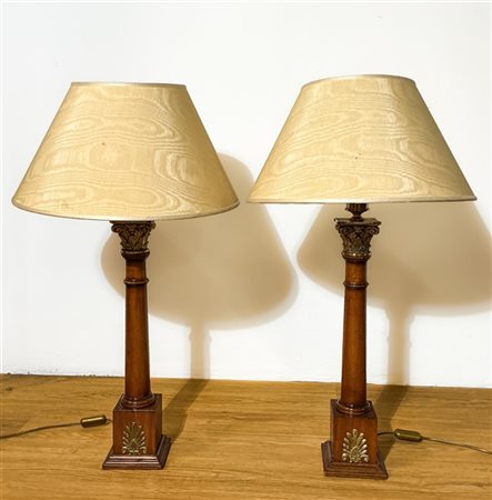 Coppia di lampade d'appoggio con sostegno a colonna su plinto in legno e capite