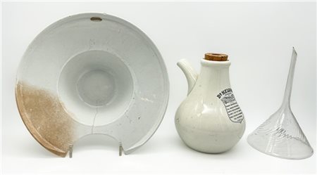 Lotto composto da un imbuto in vetro, un piatto in ceramica da barbiere e un in