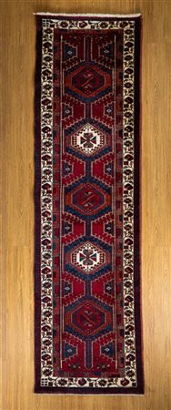 Tappeto passatoia Hamadan, Persia, secolo XX. Decoro con cinque medaglioni romb