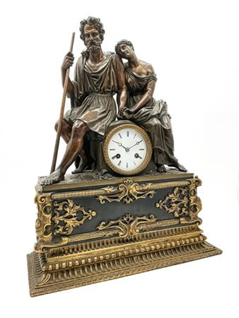 Pendola d'appoggio in bronzo dorato e patinato con cassa a soggetto allegorico.