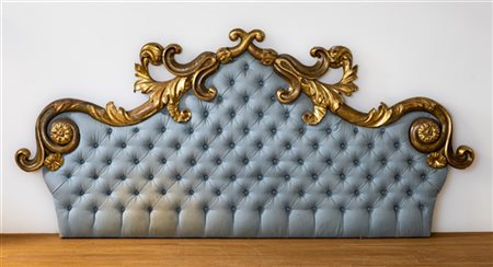 Testiera da letto in legno intagliato e dorato decorato a girali di foglie e vo