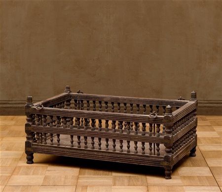 Portaculla in legno intagliato
India Meridionale (Kerala), fine secolo XIX - in