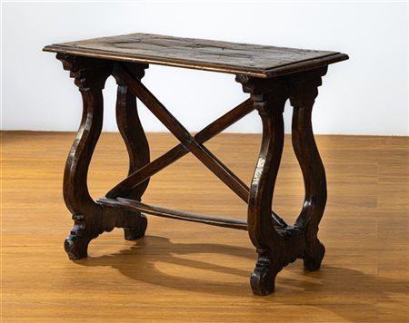 Tavolo del tipo fratino con gambe a lira riunite da traverse (cm 90x70x46) (dif