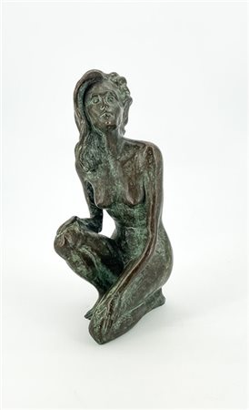 Scultura in bronzo raffigurante donna accovacciata
h cm 21 (lievi difetti)