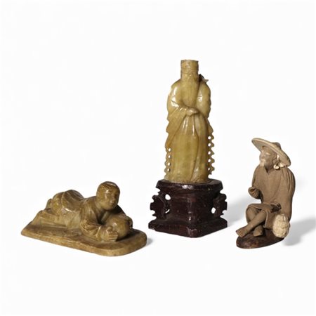 Gruppo di tre figure orientali in pietra scolpita