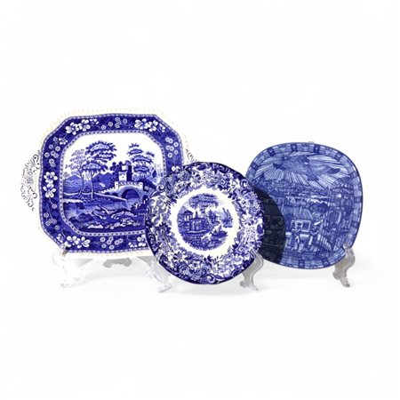Lotto di tre piatti in ceramica bianco blu
