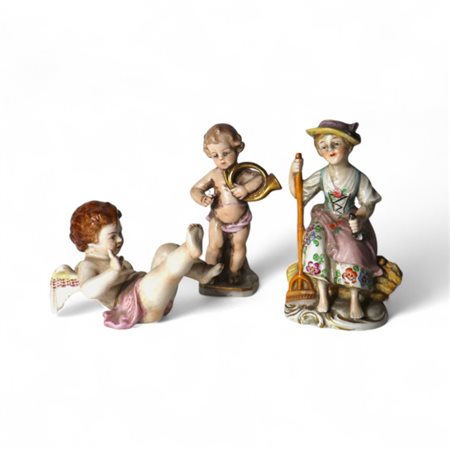 Lotto di tre statuette in porcellana policroma, Capodimonte