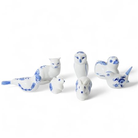 Sette statuette di animali in porcellana bianco blu, Manifattura Royal Dux