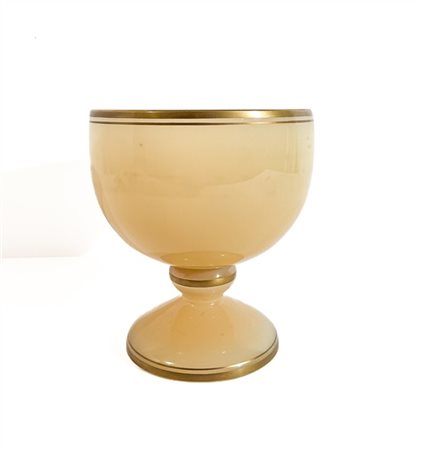 Coppa in vetro beige opalescente profilato in oro. Italia, anni '80. (h cm 24)