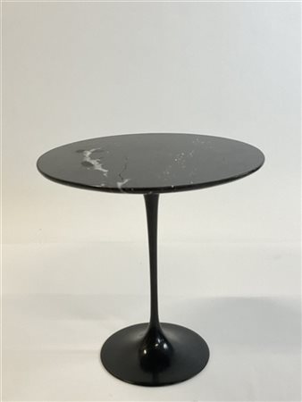 Eero Saarinen Tavolino modello "Tulip". Produzione Knoll International, USA, dis