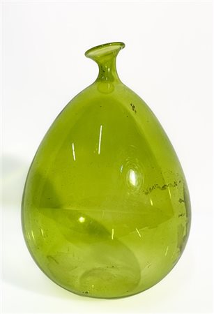 Vaso in vetro soffiato verde trasparente a forma di palloncino. Produzione rece