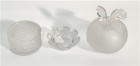 Lalique Lotto composto da un posacenere, una scatola e una fiaschetta a forma di