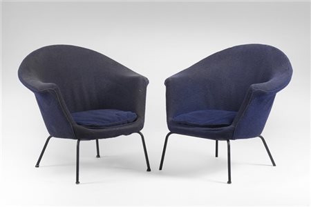 Coppia di poltrone con rivestimento in tessuto blu. Italia, anni '50. Gambe in