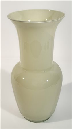Manifattura di Murano Vaso in vetro soffiato incamiciato crème ispirato alla ser