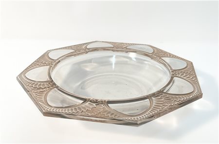 René Lalique Centrotavola modello "Marly". Francia, 1942ca. Vetro incolore patin