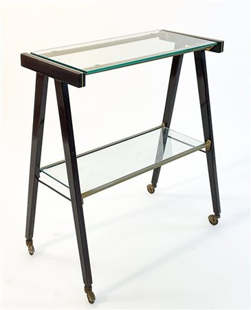 Carrello porta TV. Anni '50/'60. Struttura in legno e metallo, ripiani in vetro