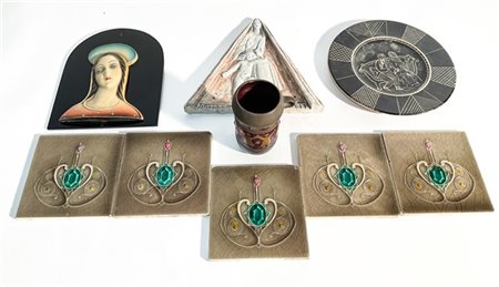Lotto composto da cinque piastrelle in ceramica inglese, un piatto con scena ga