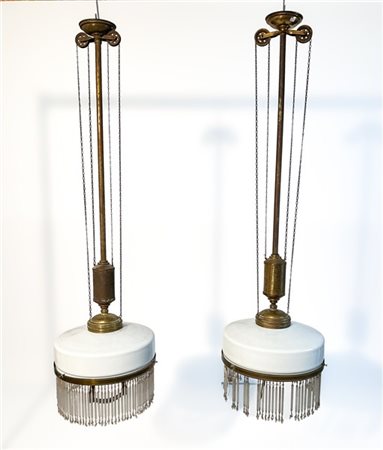 Due lampade a sospensione Art Nouveau in ottone con paralume in vetro opalino e