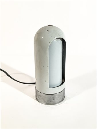 Lampada da tavolo. Italia, anni '70. Metallo laccato bianco e cromato. (h cm 21