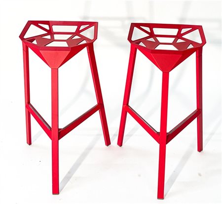 Kostantin Grcic Coppia di sgabelli in metallo verniciato rosso modello "Stool_1"