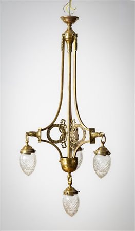 Lampadario a quattro luci in metallo e ottone con decori a festoni e teste d'aq