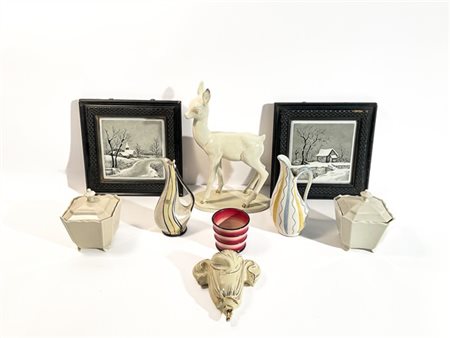 Cartone contenente numerose ceramiche del secolo XX tra cui due piastrelle in c
