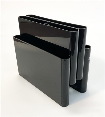 Giotto Stoppino Portariviste modello "4676". Produzione Kartell, Milano, 1971. P