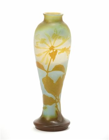 Gallé Vaso in vetro soffiato a cammeo inciso all'acido con decoro floreale nei t