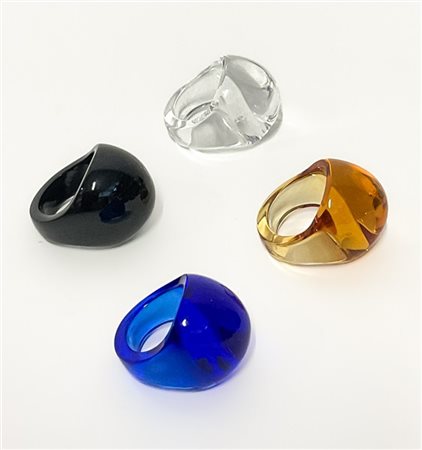 Lalique Quattro anelli in vetro pressato con astucci. Francia, seconda metà seco