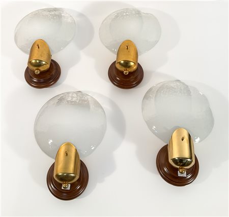 Gruppo di quattro applique in ottone con diffusore in vetro soffiato semiopales