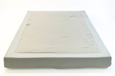 Zanotta Letto. Struttura in legno imbottita e rivestita in similpelle bianca. No