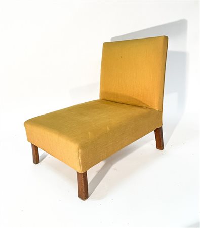 Poltroncina da camera. Italia, anni '50. Struttura in legno massello, rivestime