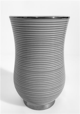 Giovanni Gariboldi Vaso modello "003 MR". Esecuzione Richard-Ginori S. Cristofor