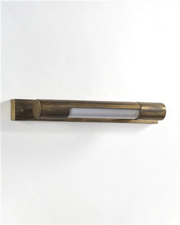 Lampada razionalista tubolare da parete. Italia, anni '20/'30. Ottone e vetro.