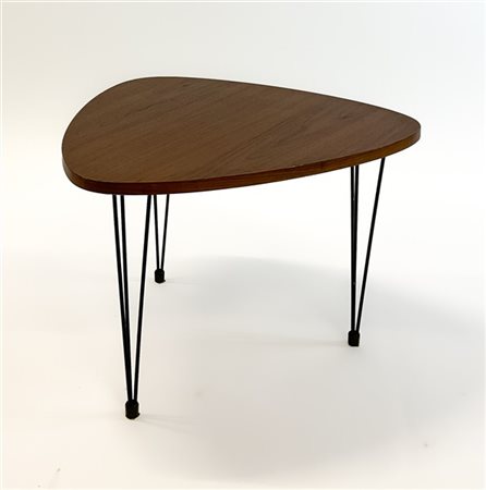 Tavolino in legno con gambe in metallo. Svezia, anni '50. (cm 70x48x68) (difett