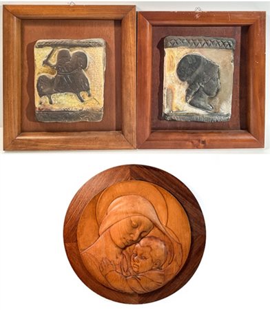 Lotto composto da una coppia di formelle in ceramica raffiguranti cavaliere e p