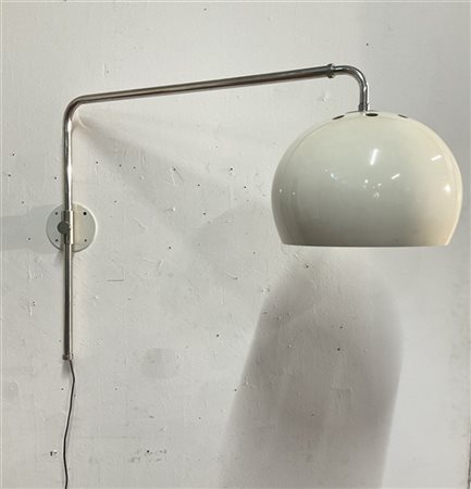 Lampada da parete con braccio snodato allungabile. Italia, anni '70. Metallo cr