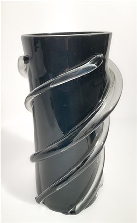 Vaso in vetro soffiato nero decorato da filamenti in vetro cristallo applicati