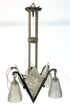 Lampadario Art Déco in metallo e vetro pressato. Francia, 1925ca. (h cm 77) (di