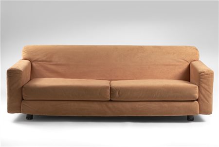 Arflex Divano a tre posti imbottito e rivestito in alcantara color pesca. Italia