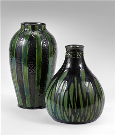 Max Läuger Due vasi in terracotta decorata a rilievi vegetali smaltata in nero e